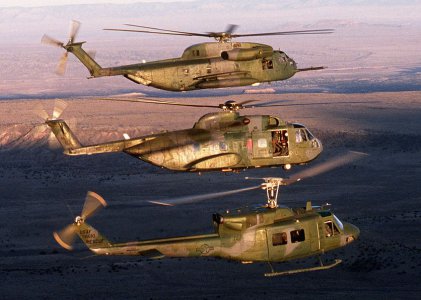 1280px-USAF_rescue_helicopters_near_Kirtland_AFB_1988.jpeg