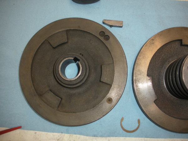 The fixed motor pulley with it's key at the top of the picture.