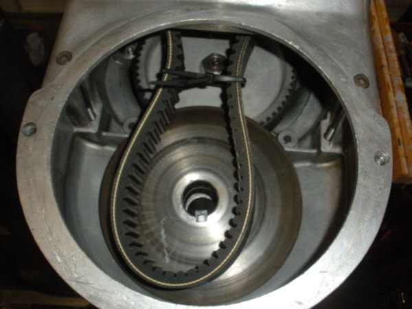 The variable disk must be set in place inside the belt housing before installing the motor.