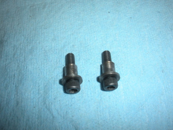 Use these two screws with the pivot sleeves to mount the speed change plate to the sliding bearing housing.