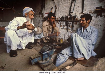 men-at-gunshop-darra-pakistan-bef33e.jpg