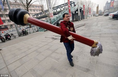 306CEF8100000578-3412185-Gigantic_Cheng_Yufei_with_his_huge_handmade_brush_in_Luoyang_in_-a-15...jpg