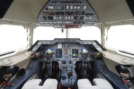 Hawker-800XP_Mid+Jet_ECockpit_Legacy_Aviation_Private_Jet_NetJets_Jet_Charter_TEB_VNY_MIA_PBI_...jpg