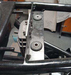 battery box mounting rubbers at rear.jpg