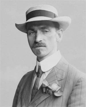 Glenn-Curtiss-in-1909-photo (Small).jpg