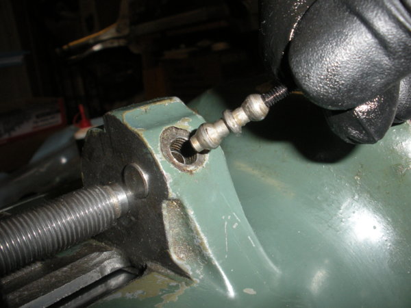 Insert the reverse trip ball lever using the 5x40 screw.