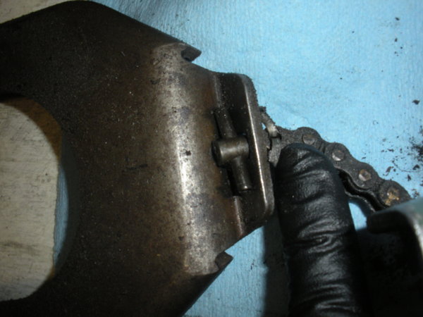 The other end of the speed change plate assembly. Remove the cotter key and "T" to disconnect the chain.