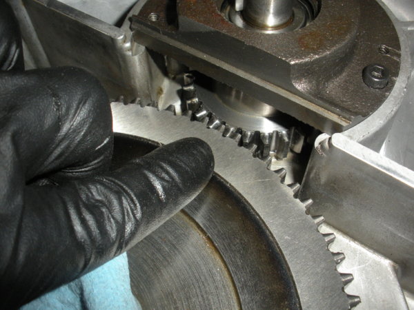 Tighten the clamps (from the previous picture) until the faces of the Bull gear and the Pinion gear are aligned.